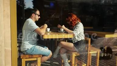 幸福的夫妇在咖啡馆里有一个浪漫的约会。 他们互相牵着`的手。 它看起来很可爱。